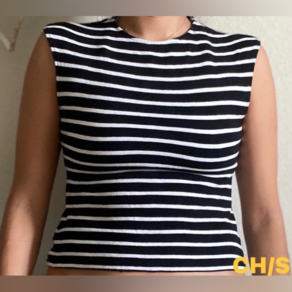 No sleeves black and white fitted blouse!